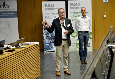 Juror der Biologie Prof. Dr. Andreas Burkovski (links), Juror der Chemie und Moderator Prof. Dr. Julien Bachmann (rechts) (Foto: Harald Sippel / FAU)