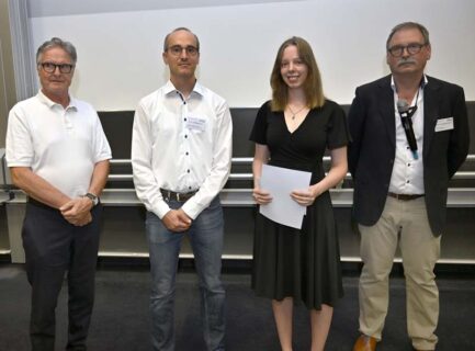 v.l.n.r.: Beirat der Dr. Hans Riegel-Stiftung Karl-Heinz Schupp, Prof. Dr. Julien Bachmann (FAU), Annika Hofmann (3. Platz Biologie), Prof. Dr. Andreas Burkovski (FAU) (Foto: Harald Sippel / FAU)