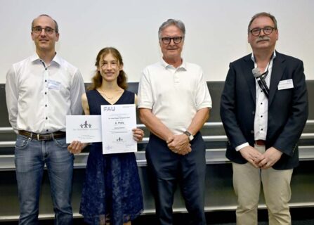 v.l.n.r.: Prof. Dr. Julien Bachmann (FAU), Andrea Gehlert (2. Platz Biologie), Beirat der Dr. Hans Riegel-Stiftung Karl-Heinz Schupp, Prof. Dr. Andreas Burkovski (FAU) (Foto: Harald Sippel / FAU)