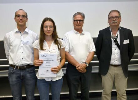 v.l.n.r.: Prof. Dr. Julien Bachmann (FAU), Luzia Rickauer (1. Platz Biologie), Beirat der Dr. Hans Riegel-Stiftung Karl-Heinz Schupp, Prof. Dr. Andreas Burkovski (FAU) (Foto: Harald Sippel / FAU)