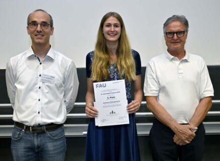 v.l.n.r. Prof. Dr. Julien Bachmann (FAU), Annemarie Ritzhaupt-Kleissl (3. Platz Chemie), Karl-Heinz Schupp (Dr. Hans Riegel-Stiftung) (Foto: Harald Sippel / FAU)