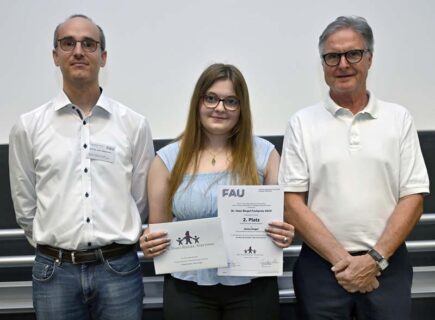 v.l.n.r. Prof. Dr. Julien Bachmann (FAU), Anna Engel (2. Platz Chemie), Karl-Heinz Schupp (Dr. Hans Riegel-Stiftung) (Foto: Harald Sippel / FAU)