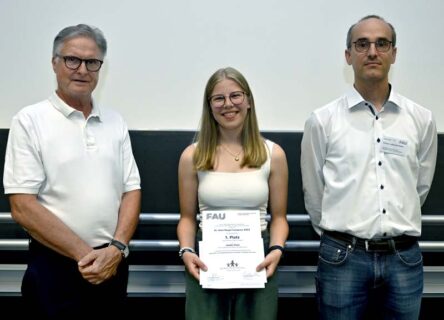 v.l.n.r. Karl-Heinz Schupp (Dr. Hans Riegel-Stiftung), Janika Pelzl (1. Platz Chemie), Prof. Dr. Julien Bachmann (FAU) (Foto: Harald Sippel / FAU)