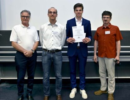 v.l.n.r. Karl-Heinz Schupp (Dr. Hans Riegel-Stiftung), Prof. Dr. Julien Bachmann (FAU), Jonas Huschke (3. Platz Geographie), PD Dr. Klaus Geiselhart (FAU) (Foto: Harald Sippel / FAU)