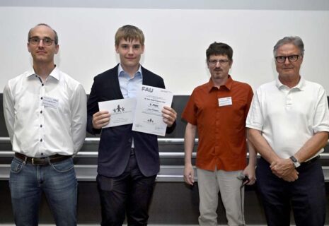 v.l.n.r. Prof. Dr. Julien Bachmann (FAU), Julian Hollederer (2. Platz Geographie), PD Dr. Klaus Geiselhart (FAU), Karl-Heinz Schupp (Dr. Hans Riegel-Stiftung) (Foto: Harald Sippel / FAU)