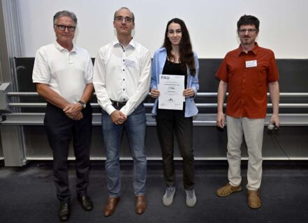 v.l.n.r. Karl-Heinz Schupp (Dr. Hans Riegel-Stiftung), Prof. Dr. Julien Bachmann (FAU), Annika Sandner (1. Platz Geographie), PD Dr. Klaus Geiselhart (FAU) (Foto: Harald Sippel / FAU)