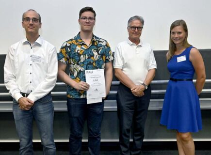 v.l.n.r. Prof. Dr. Julien Bachmann (FAU), Joris Martens (3. Platz Informatik), Karl-Heinz Schupp (Dr. Hans Riegel-Stiftung), StRin Stefanie Senft (FAU) (Foto: Harald Sippel / FAU)