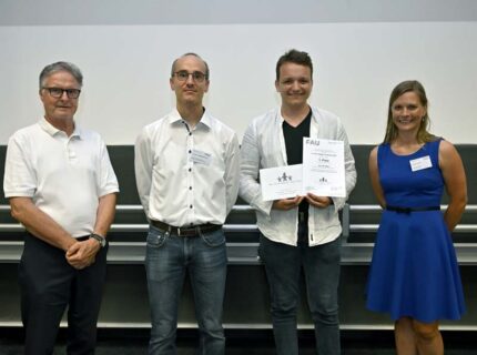 v.l.n.r. Karl-Heinz Schupp (Dr. Hans Riegel-Stiftung), Prof. Dr. Julien Bachmann (FAU), Thomas Miller (1. Platz Informatik), StRin Stefanie Senft (FAU) (Foto: Harald Sippel / FAU)