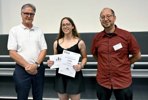 v.l.n.r. Karl-Heinz Schupp (Dr. Hans Riegel-Stiftung), Emily Gödel (3. Platz Mathematik), Juror der Mathematik Dr. Johannes Hild (FAU) (Foto: Harald Sippel / FAU)