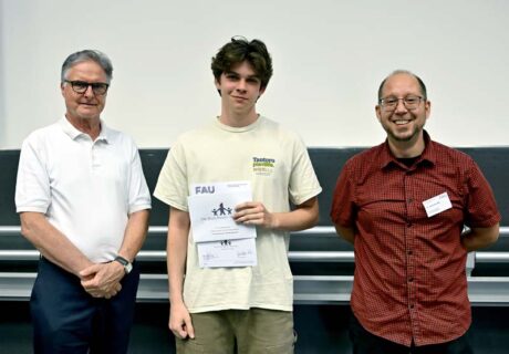 v.l.n.r. Karl-Heinz Schupp (Dr. Hans Riegel-Stiftung), Michael Zaburdaev (2. Platz Mathematik), Juror der Mathematik Dr. Johannes Hild (FAU) (Foto: Harald Sippel / FAU)