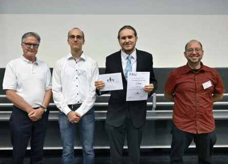 v.l.n.r. Karl-Heinz Schupp (Dr. Hans Riegel-Stiftung), Prof. Dr. Julien Bachmann (FAU), Arvid Traue (1. Platz Mathematik), Dr. Johannes Hild (FAU) (Foto: Harald Sippel FAU)