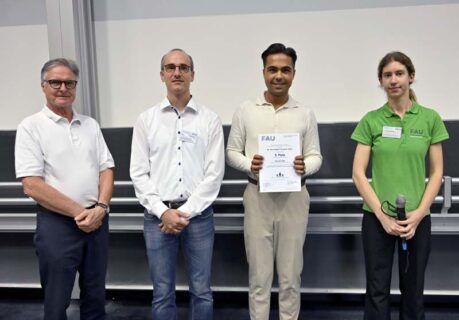 v.l.n.r. Karl-Heinz Schupp (Dr. Hans Riegel-Stiftung), Prof. Dr. Julien Bachmann (FAU), Mustafa Kilic (3. Platz Physik), Dr. Alison Mitchell (FAU) (Foto: Harald Sippel / FAU)