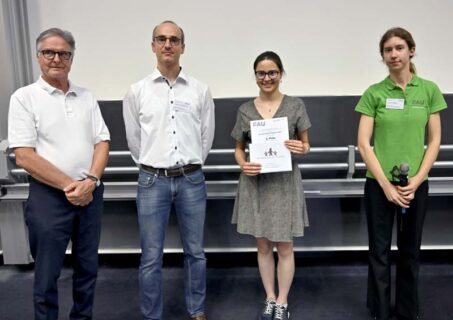 v.l.n.r. Karl-Heinz Schupp (Dr. Hans Riegel-Stiftung), Prof. Dr. Julien Bachmann (FAU), Alexandra Simion (2. Platz Physik), Dr. Alison Mitchell (FAU) (Foto: Harald Sippel / FAU)