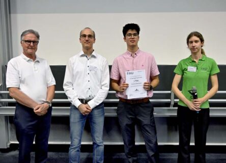 v.l.n.r. Karl-Heinz Schupp (Dr. Hans Riegel-Stiftung), Prof. Dr. Julien Bachmann (FAU), Masato Kian Niklas Kramps (1. Platz Physik), Dr. Alison Mitchell (FAU) (Foto: Harald Sippel / FAU)