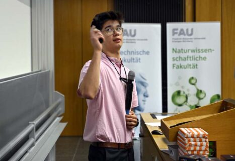 Masato Kian Niklas Kramps (1. Platz Physik) vom Clavius-Gymnasium beim Vortrag (Foto: Harald Sippel / FAU)