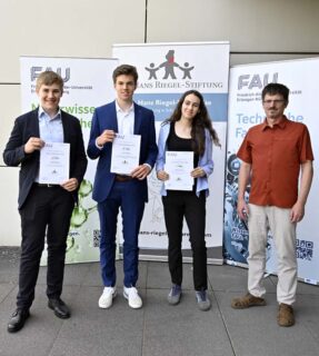 v.l.n.r.: Julian Hollederer (2. Platz Geographie), Jonas Huschke (3. Platz Geographie), Annika Sandner (1. Platz Geographie), Juror PD Dr. Klaus Geiselhart (FAU) (Foto: Harald Sippel / FAU)