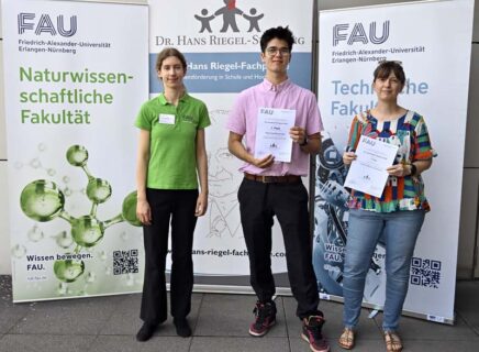 v.l.n.r.: Dr. Alison Mitchell (FAU), Masato Kian Niklas Kramps (1. Platz Physik), Alexandra Hain (Clavius-Gymnasium Bamberg), (Foto: Harald Sippel / FAU)