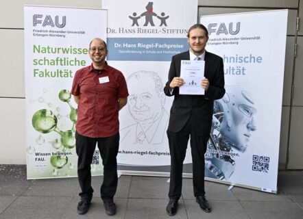 v.l.n.r.: Dr. Johannes Hild (FAU), Arvid Traue (1. Platz Mathematik) (Foto: Harald Sippel / FAU)