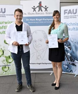 v.l.n.r.: Thomas Miller (1. Platz Informatik) und Manuela Deuerlein (Markgräfin-Wilhelmine-Gymnasium Bayreuth) (Foto: Harald Sippel / FAU)