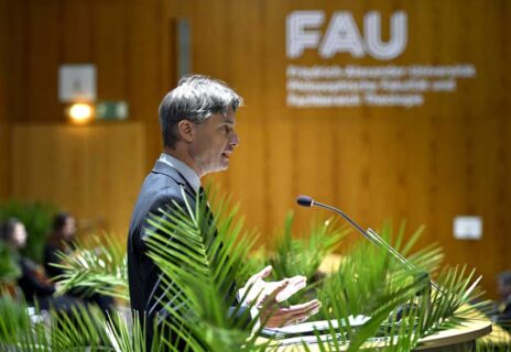 Dr. Michael Lentze (Deutsche Forschungsgemeinschaft, Bonn) verleiht den von Kaven-Ehrenpreises der DFG (Foto: Harald Sippel / FAU)