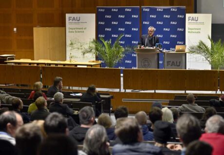 Studiendirektor Albrecht Kliem hält den Einführungsvortrag zum Thema "Der mathematische Fußabdruck – Die Wirkmächtigkeit interessanter Mathematikaufgaben in der Schule" (Foto: Harald Sippel / FAU)