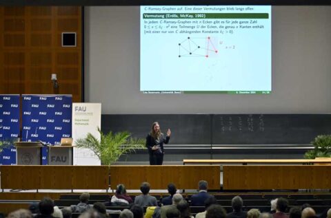 Prof. Dr. Lisa Sauermann (Universität Bonn) hält die Gauß-Vorlesung (Foto: Harald Sippel / FAU)