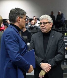 Prof. Dr. Joachim Hornegger (Präsident der FAU), links, im Gespräch mit Prof. Dr. Joachim Escher (Präsident der DMV). (Foto: Harald Sippel, FAU)