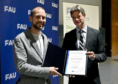 Dr. Michael Lentze (Deutsche Forschungsgemeinschaft, Bonn), verleiht den von Kaven-Ehrenpreises der DFG an Prof. Dr. Thomas Nikolaus (Universität Münster), links. (Foto: Harald Sippel / FAU)