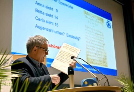 Studiendirektor Albrecht Kliem hält den Einführungsvortrag zum Thema "Der mathematische Fußabdruck – Die Wirkmächtigkeit interessanter Mathematikaufgaben in der Schule" (Foto: Harald Sippel / FAU)