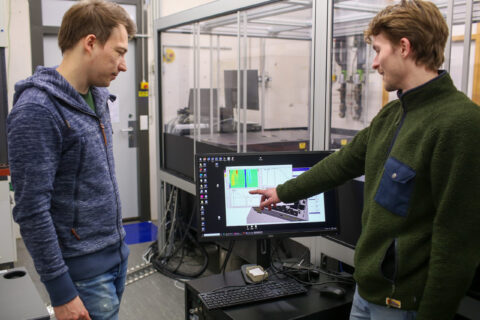 Dominik Thiel (l.) und Phillip Greißel untersuchen in ihrem Laserlabor was mit Molekülen passiert, wenn man sie mit Licht anregt. (Bild: Phillip Greißel/Dominik Thiel)