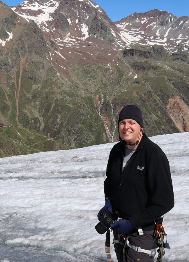 Dr. Christian Sommer entdeckte bei seinen Wanderungen durch die Alpen seine Faszination für Gletscher. Aus der persönlichen Leidenschaft für die Eiszungen der Berge ist sein Forschungsschwerpunkt an der FAU geworden. (Foto: Privat)